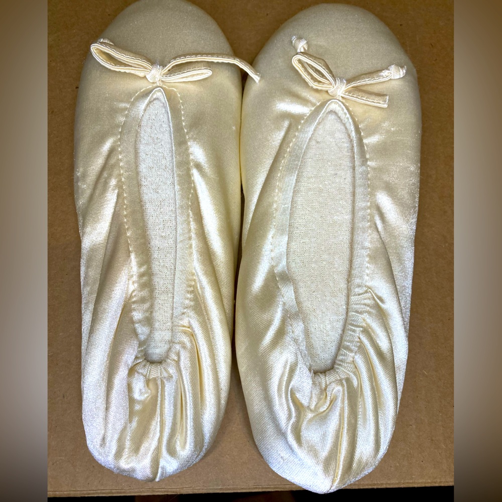 NWOT Tender Tootsies Ballerina Slippers Size Large 8-9 Cream Satin Stretchy